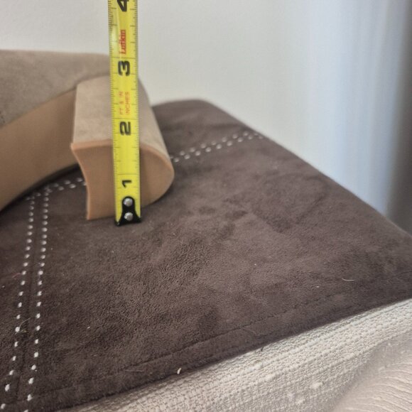 Tan Pump - Picture 7 of 9